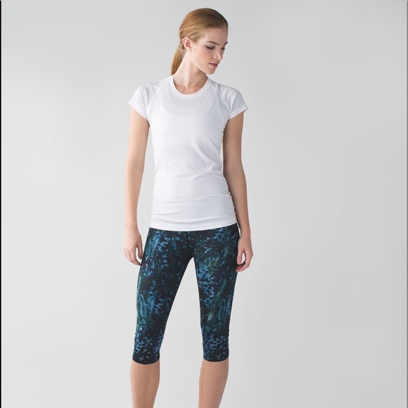 Lululemon Run: Top Speed Crop Full-On Luxtreme
Floral Backdrop Blue Denim Multi - Picture 14 of 14